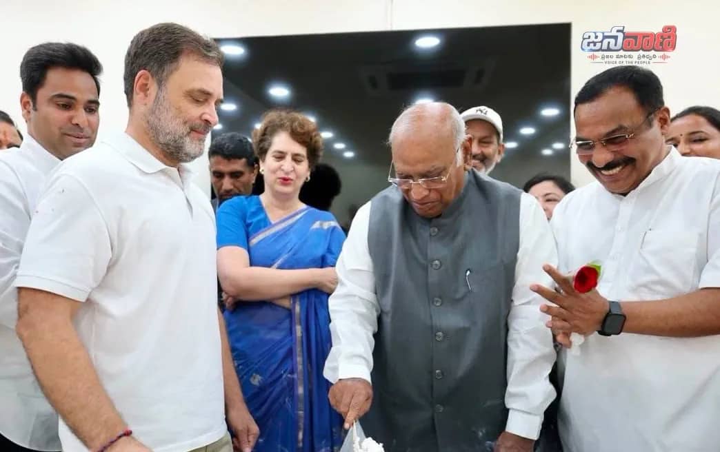 కేంద్రానికి యువత గుణపాఠం చెప్పింది..ప్రియాంక, ఖర్గే సంచలన వ్యాఖ్యలు