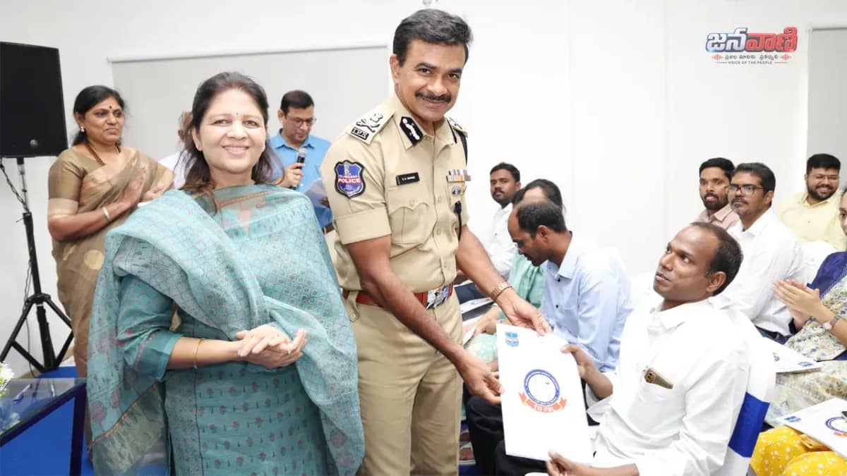 ఫోరెన్సిక్ సైన్ లేబరేటరీలో కొత్తగా శాస్త్రవేత్తగా ఎంపికైన అభ్యర్థికి నియామకపత్రం అందజేస్తున్న డీజీపీ సీవీ ఆనంద్, చిత్రంలో ఎఫ్ఎస్ఎల్ డైరెక్టర్ శిఖా గోయెల్
