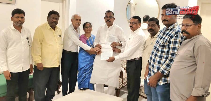 జర్నలిస్టుల సమస్యల పరిష్కారానికి ఢిల్లీలో కేంద్ర మంత్రులకు వినతిపత్రం అందజేసిన టీడబ్ల్యూజేఎఫ్