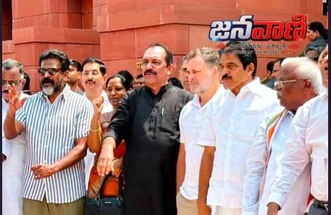 రాహుల్, ప్రియాంక గాంధీలతో కలిసి పార్లమెంట్‌లో నిరసనలో పాల్గొన్న వరంగల్ ఎంపీ డాక్టర్ కడియం కావ్య