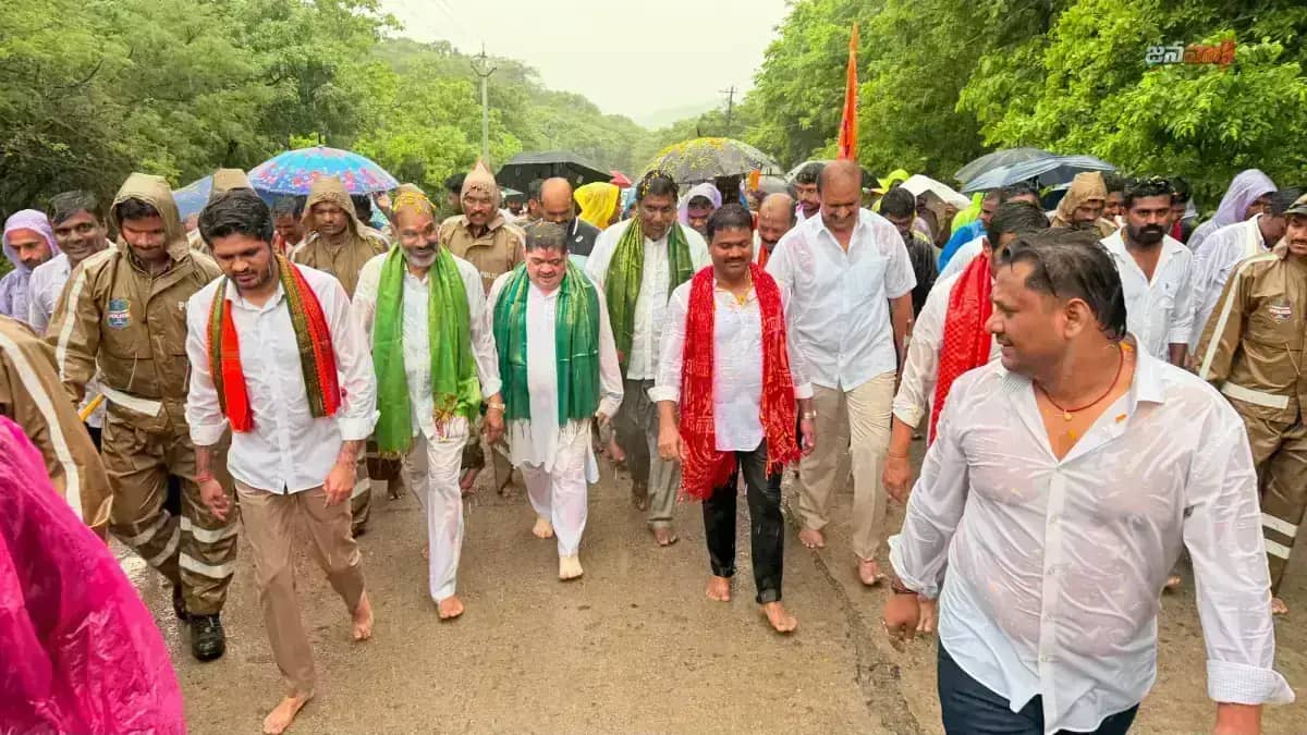 గురుపూర్ణిమ వేళ కొండగట్టు గిరి ప్రదక్షిణలో మంత్రులు పొన్నం ప్రభాకర్, అడ్లూరి.. లోకకళ్యాణం కోసం అంజన్నకు ప్రత్యేక ప్రార్థనలు