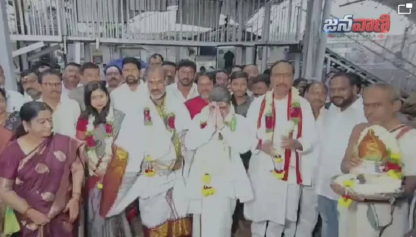 వేములవాడ భీమేశ్వర స్వామిని దర్శించుకున్న మంత్రి పొన్నం ప్రభాకర్