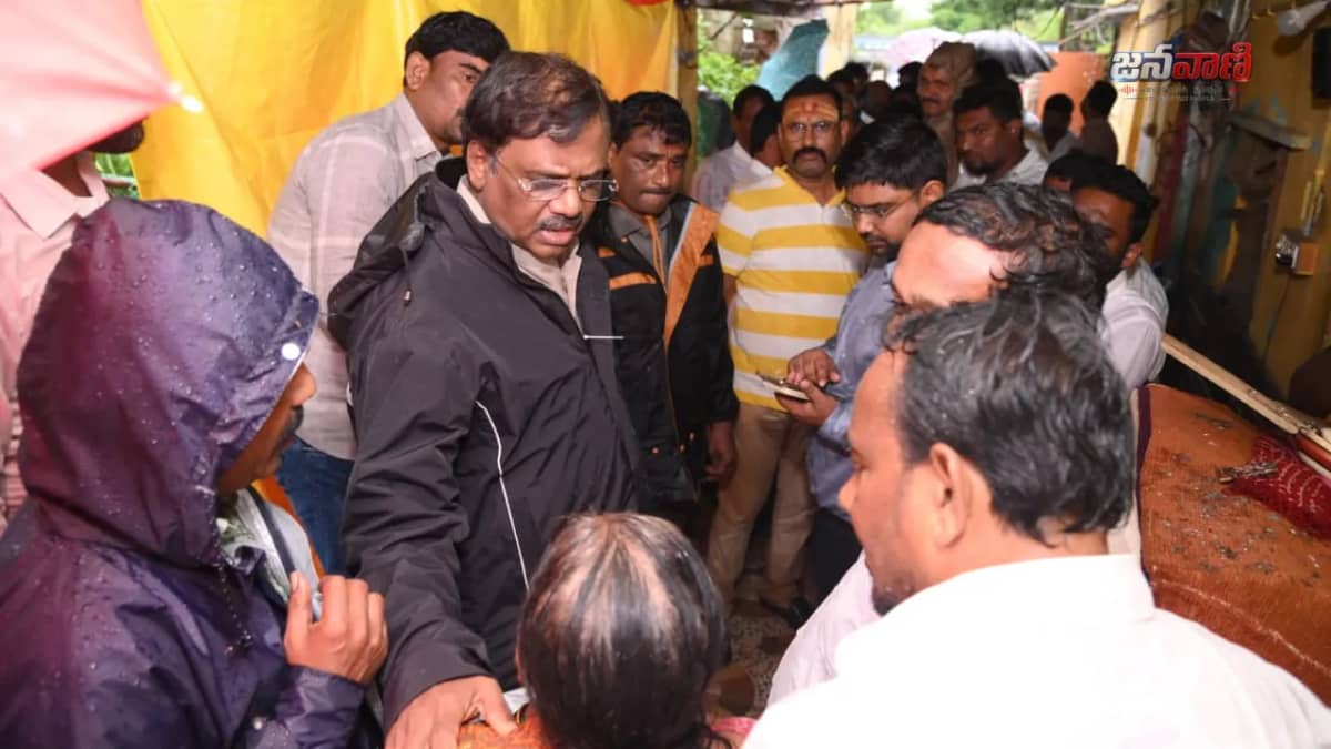 బాధితులను పరామర్శిస్తున్న మంత్రి వివేక్ వెంకటస్వామి
