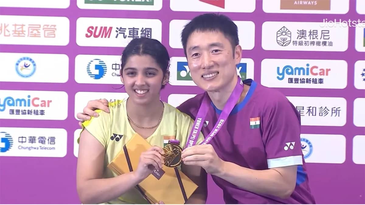 Tanvi Sharma with his Coach Park Tae Sang after wins Taipei Open Title