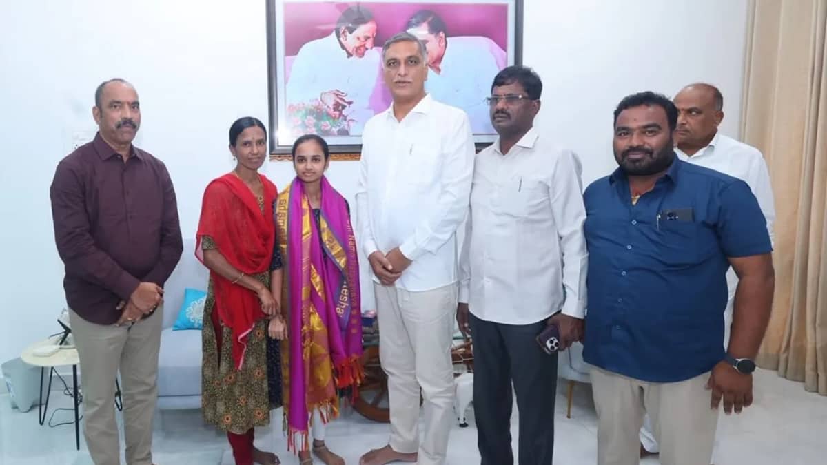 విద్యార్థిని అఖిలతో మాజీ మంత్రి, సిద్దిపేట ఎమ్మెల్యే హరీశ్‌రావు