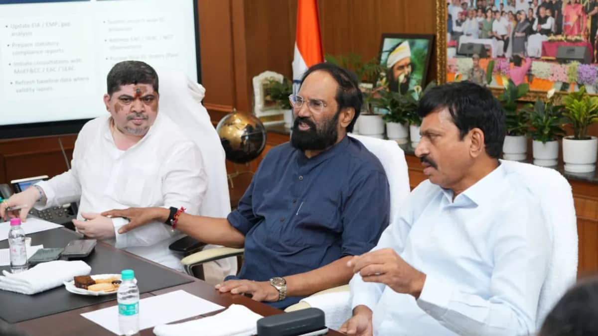 సీతమ్మసాగర్ ప్రాజెక్టు పనుల పురోగతిపై సంబంధిత శాఖ ఉన్నతాధికారులతో నిర్వహించిన ఉన్నతస్థాయి సమీక్షా సమావేశంలో మంత్రులు పొంగులేటి శ్రీనివాస రెడ్డి, ఉత్తమ్ కుమార్ రెడ్డి, పొన్నం ప్రభాకర్