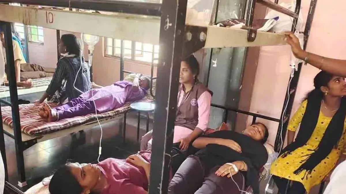 ఫుడ్‌పాయిజన్‌తో అస్వస్థతకు గురైన విద్యార్థినులకు చికిత్స అందిస్తున్న దృశ్యం