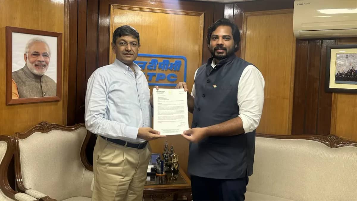 ఎన్టీపీసీ చైర్మన్ గురుదీప్ సింగ్‌కు వినతిపత్రం అందజేస్తున్న పెద్దపల్లి ఎంపీ గడ్డం వంశీకృష్ణ