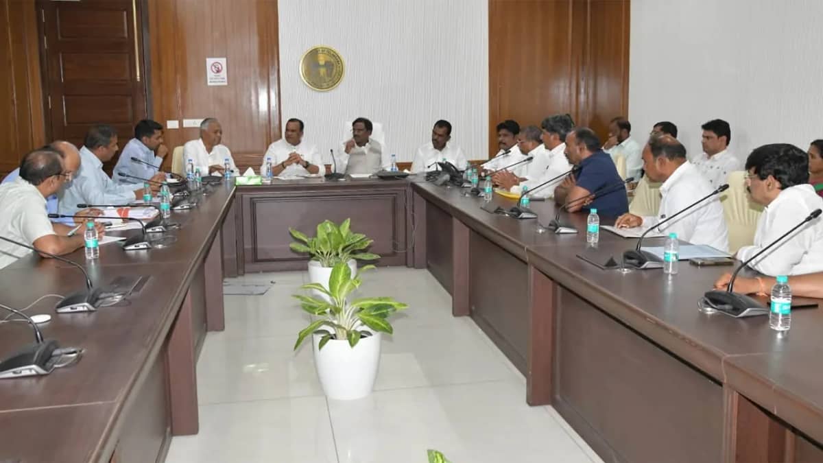 గనుల శాఖ అధికారులతో సమావేశంలో మంత్రులు వివేక్ వెంకటస్వామి, కోమటిరెడ్డి వెంకట్ రెడ్డి తదితరులు