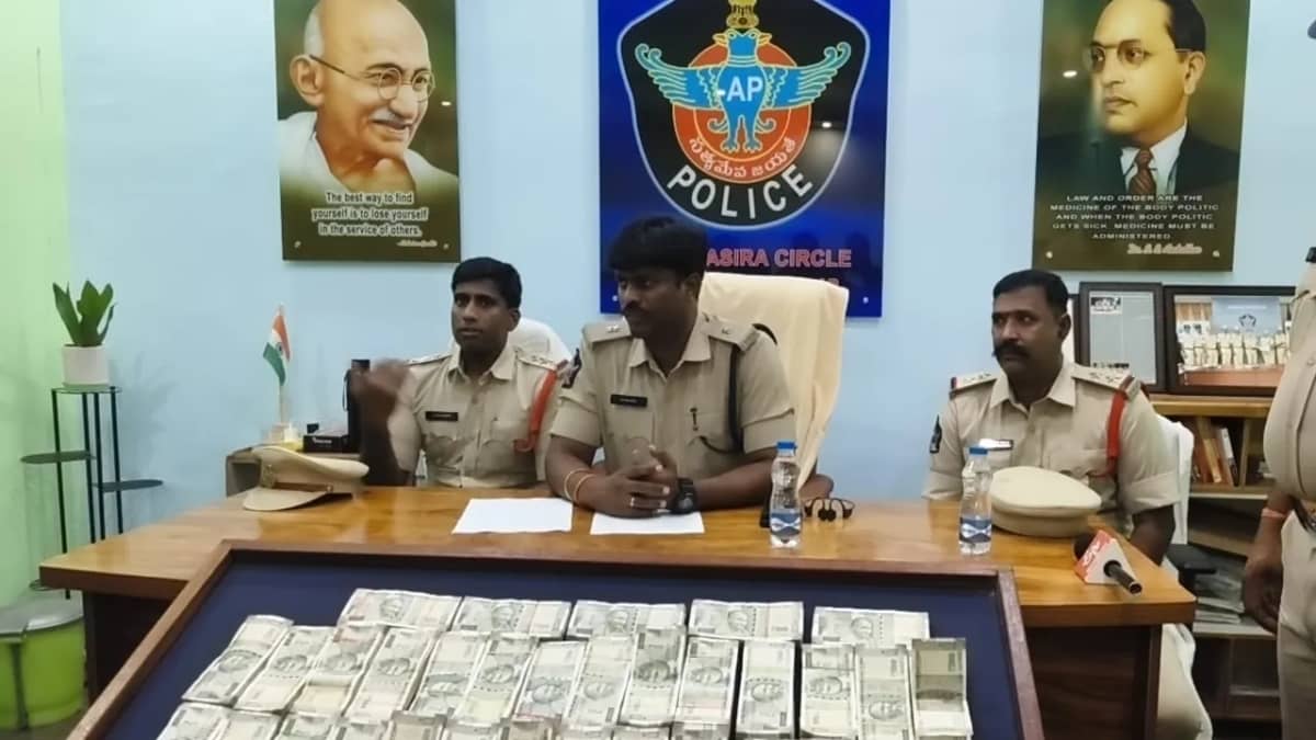 కేసు వివరాలు మీడియాకు వెల్లడిస్తున్న సత్యసాయి జిల్లా అదనపు ఎస్పీ కేవీ మహేష్, మడకశిర సీఐ రాజ్‌కుమార్ 