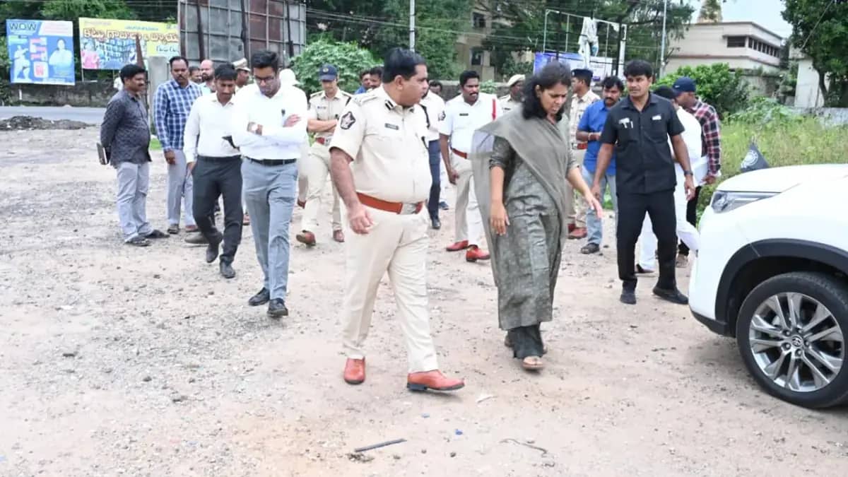 గోదావరి పుష్కరాల ఏర్పాట్లను పరిశీలించిన కలెక్టర్ కీర్తి చేకూరి, ఎస్పీ డి.నరసింహ కిషోర్