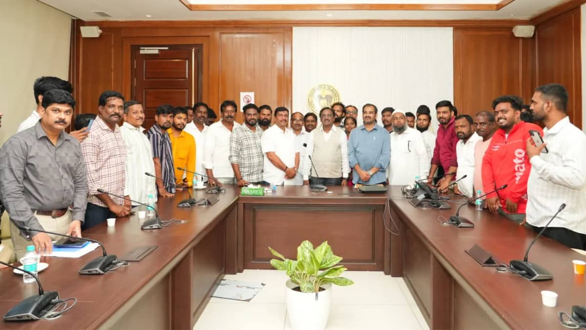 రాష్ట్ర సచివాలయంలో జరిగిన సమావేశంలో గిగ్‌, ప్లాట్‌ఫామ్‌ కార్మికులతో మంత్రి వివేక్ వెంకటస్వామి