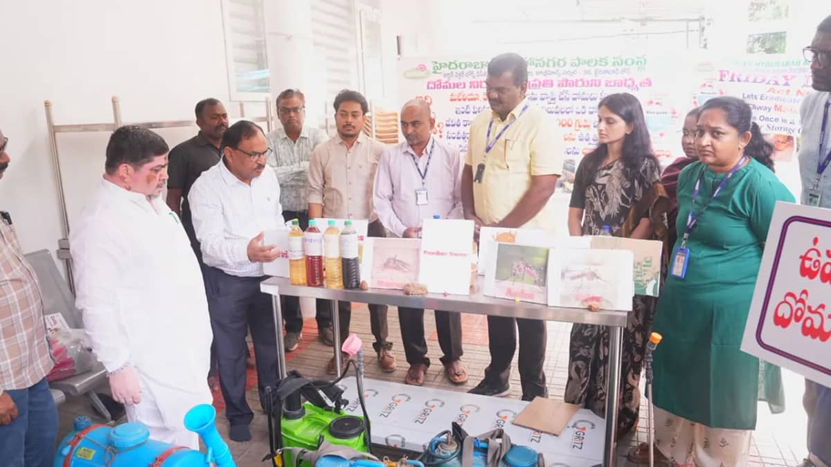 మినిస్టర్స్ క్వార్టర్స్‌లో ప్రారంభించిన ఐఈసీ కార్యక్రమంలో దోమల నివారణకు వినియోగిస్తున్న పరికరాలను పరిశీలిస్తున్న మంత్రి పొన్నం ప్రభాకర్