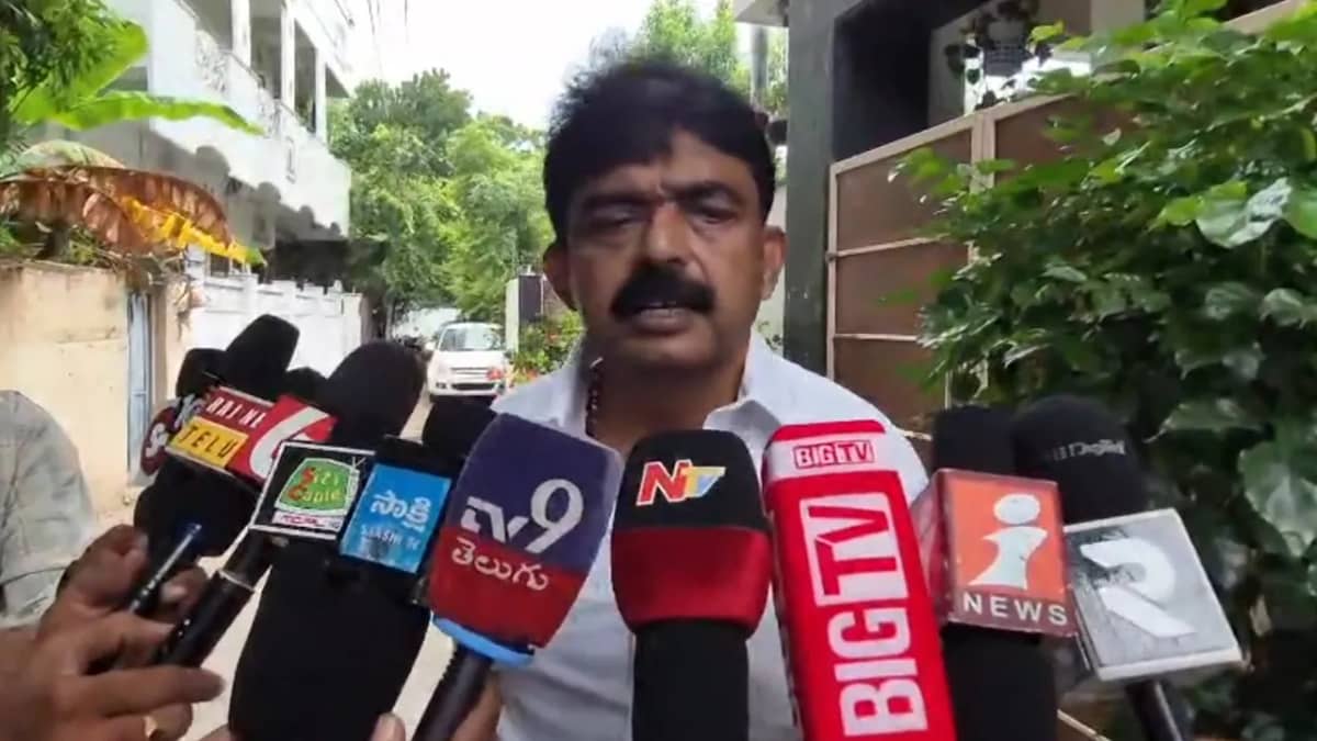 మచిలీపట్నంలో మీడియాతో మాట్లాడుతున్న మాజీ మంత్రి పేర్ని నాని