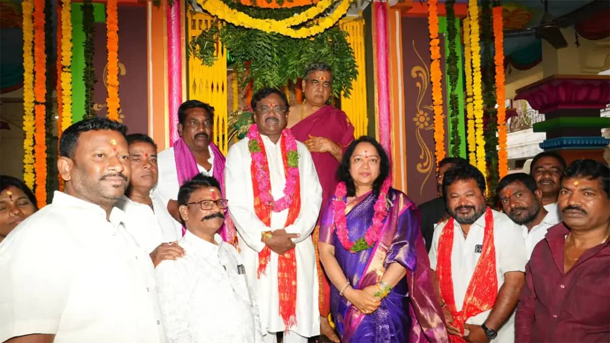  ఓల్డ్‌సిటీలోని బేలా శ్రీ ముత్యాలమ్మ ఆలయంలో అమ్మవారిని దర్శించుకున్న మంత్రి వివేక్ వెంకటస్వామి దంపతులు