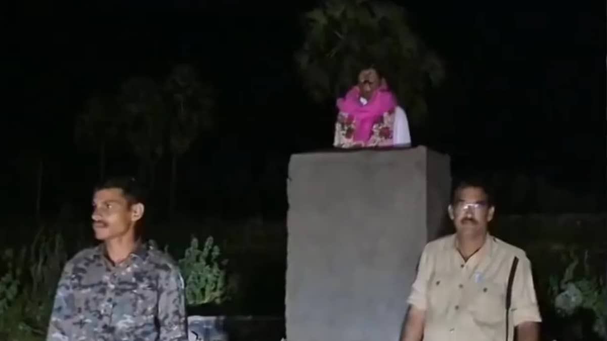 నర్సంపేటలో పెద్ది విగ్రహంపై హైడ్రామా.. రాత్రంతా పోలీస్ పహారా
