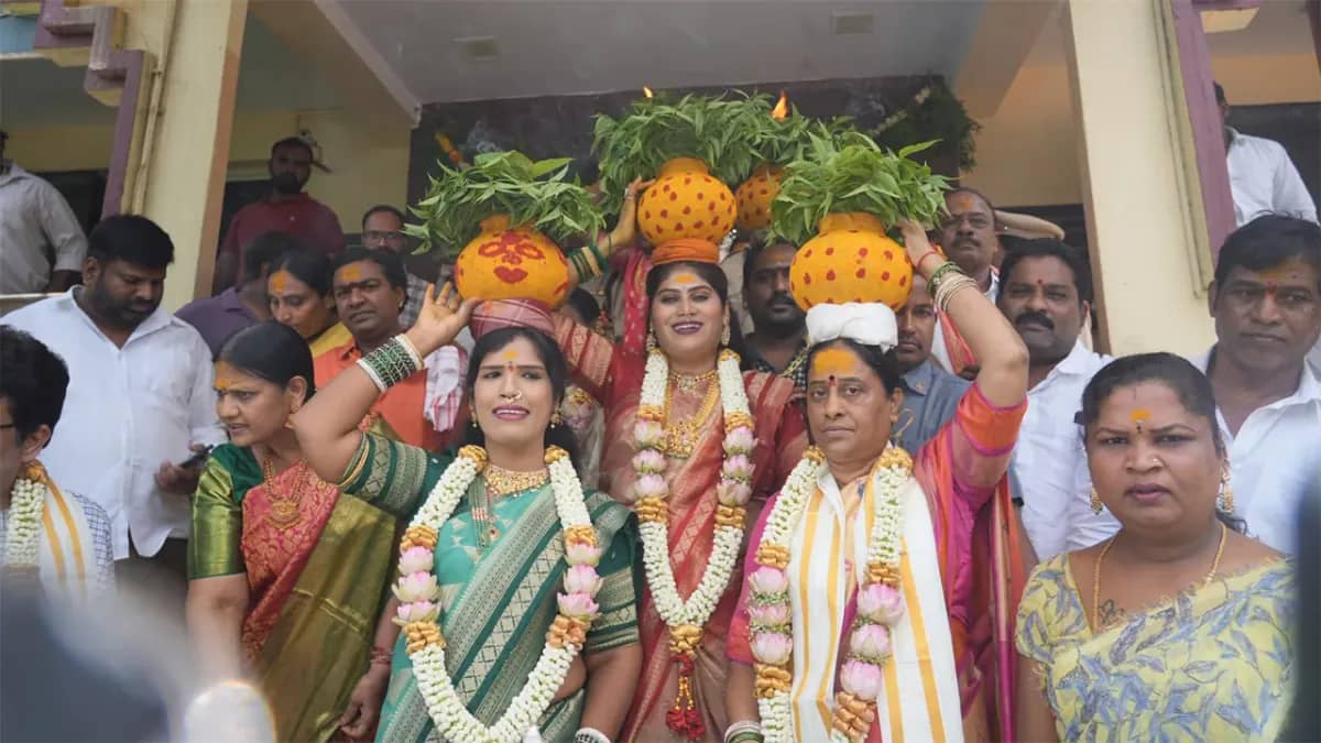 సికింద్రాబాద్ ఉజ్జయిని మహంకాళి ఆలయ ప్రాంగణంలో మారు బోనంతో మంత్రి కొండా సురేఖ