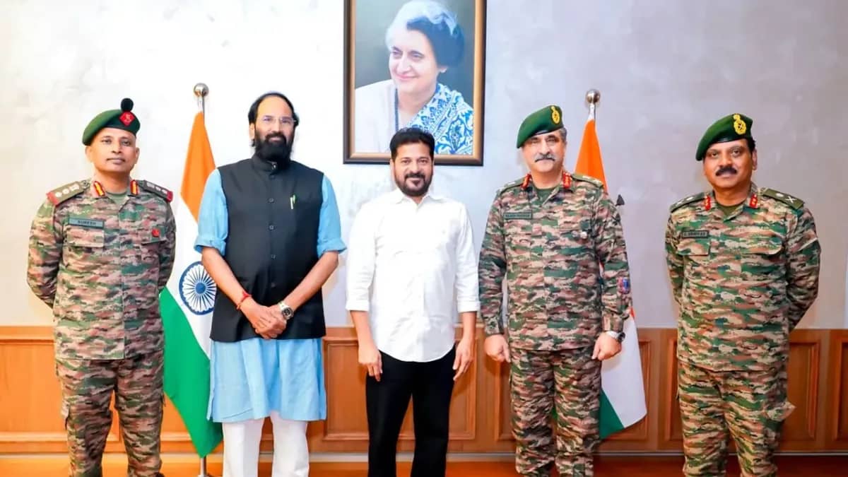 భారత ఆర్మీ సదరన్‌ కమాండ్‌ జనరల్‌ ఆఫీసర్‌ కమాండింగ్‌-ఇన్‌-చీఫ్‌ లెఫ్టినెంట్‌ జనరల్‌ రాజేష్‌ పుష్కర్‌ పలువురు ఆర్మీ ప్రతినిధులతో సీఎం రేవంత్‌రెడ్డి, మంత్రి ఉత్తమ్ కుమార్ రెడ్డి
