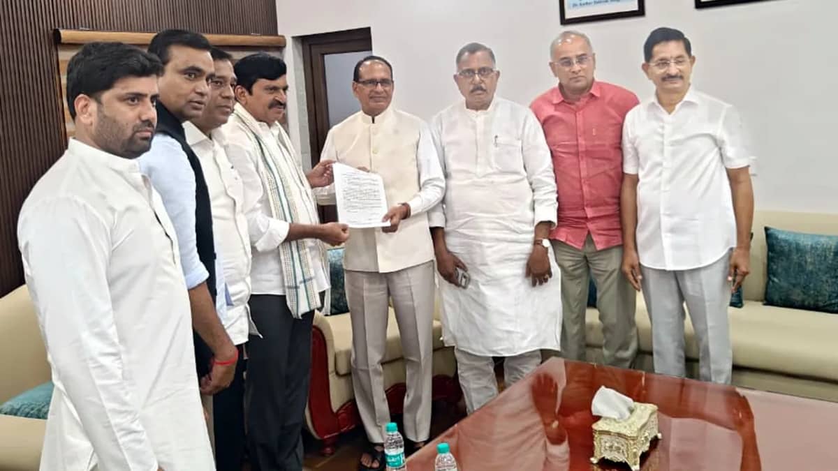 కేంద్రమంత్రి  శివరాజ్‌ సింగ్‌ చౌహాన్‌‌కు వినతిపత్రం అందజేస్తున్న మంత్రి పొంగులేటి శ్రీనివాస్ రెడ్డి, తెలంగాణ కాంగ్రెస్ ఎంపీలు