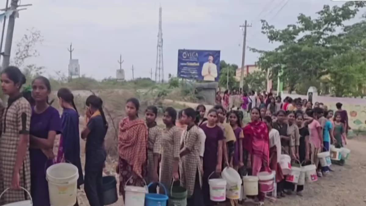 నీటి కోసం బకెట్లతో రోడ్డెక్కిన కస్తూర్బా విద్యార్థినులు..హాస్టల్‌లో కనీస వసతులు లేక అవస్థలు పడుతున్న బాలికలు