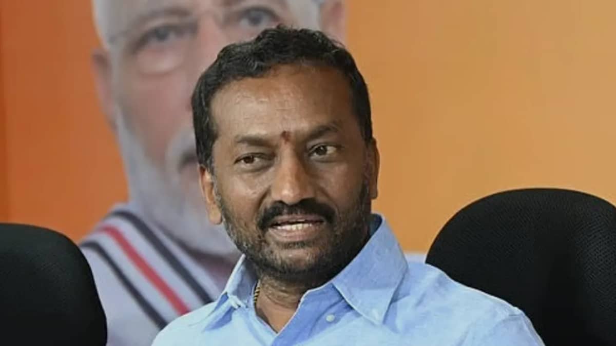 స్మార్ట్ రేషన్ కార్డులపై మోదీ ఫొటో ఎందుకు లేదు? రఘునందన్ రావు ఫైర్
