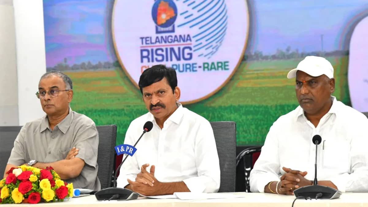 మంత్రివర్గ సమావేశ వివరాలను మీడియాకు వెల్లడిస్తున్న మంత్రులు పొంగులేటి శ్రీనివాస్‌రెడ్డి, అడ్లూరి లక్ష్మణ్‌