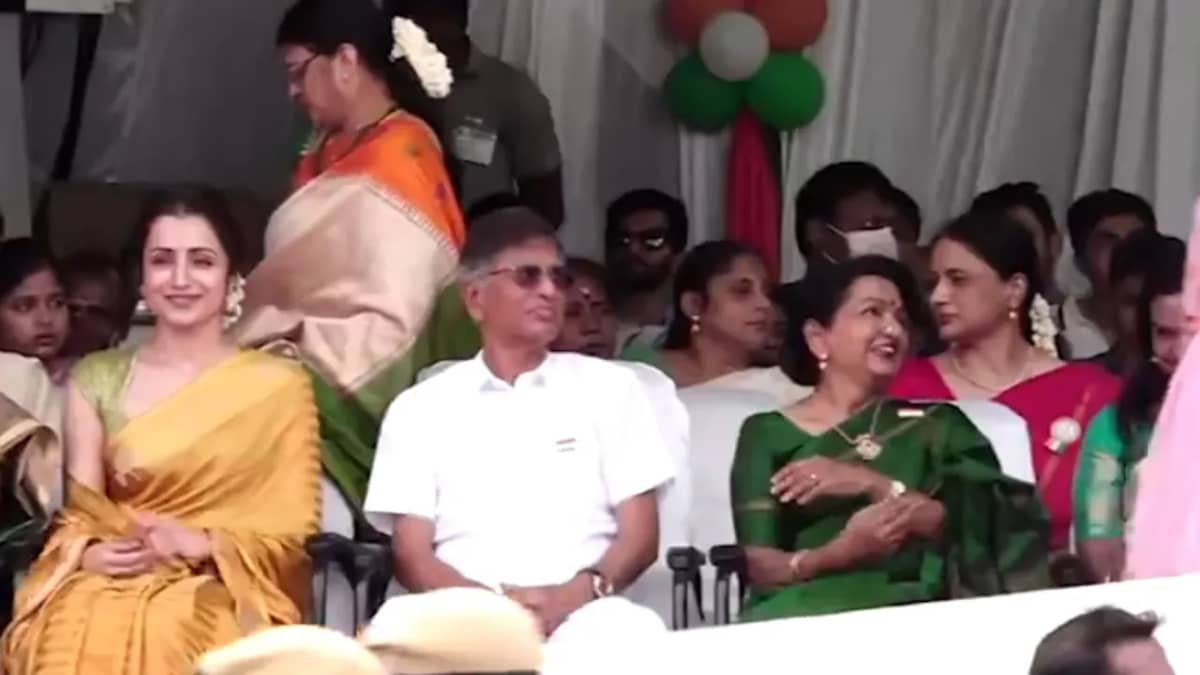 సీఎం విజయ్‌ తల్లిదండ్రుల పక్కనే త్రిష.. స్వాతంత్ర్య వేడుకలతో మళ్లీ మొదలైన రూమర్స్!