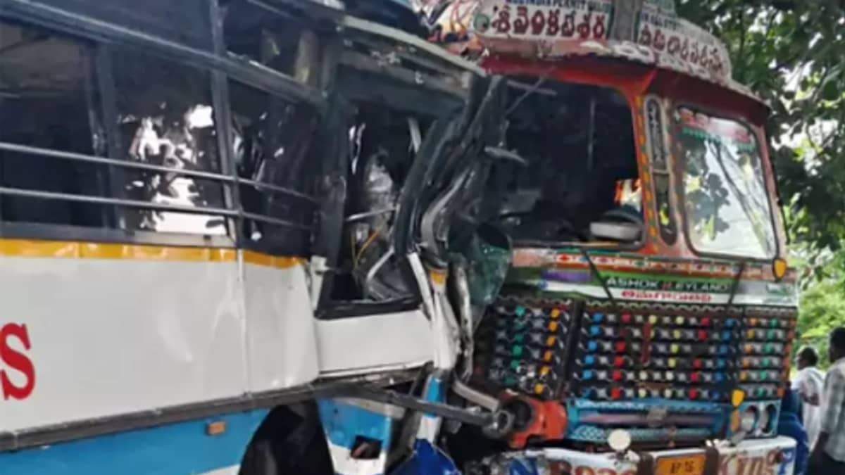 కొండగట్టు సమీపంలో ఘోర రోడ్డు ప్రమాదం..20 మందికిపైగా ప్రయాణికులకు గాయాలు