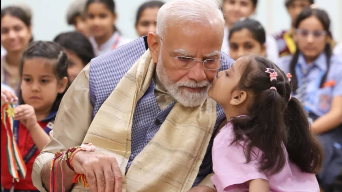 చిన్నారులతో ప్రధాని మోదీ రాఖీ వేడుకలు.. రాఖీలు కట్టిన విద్యార్థినులు