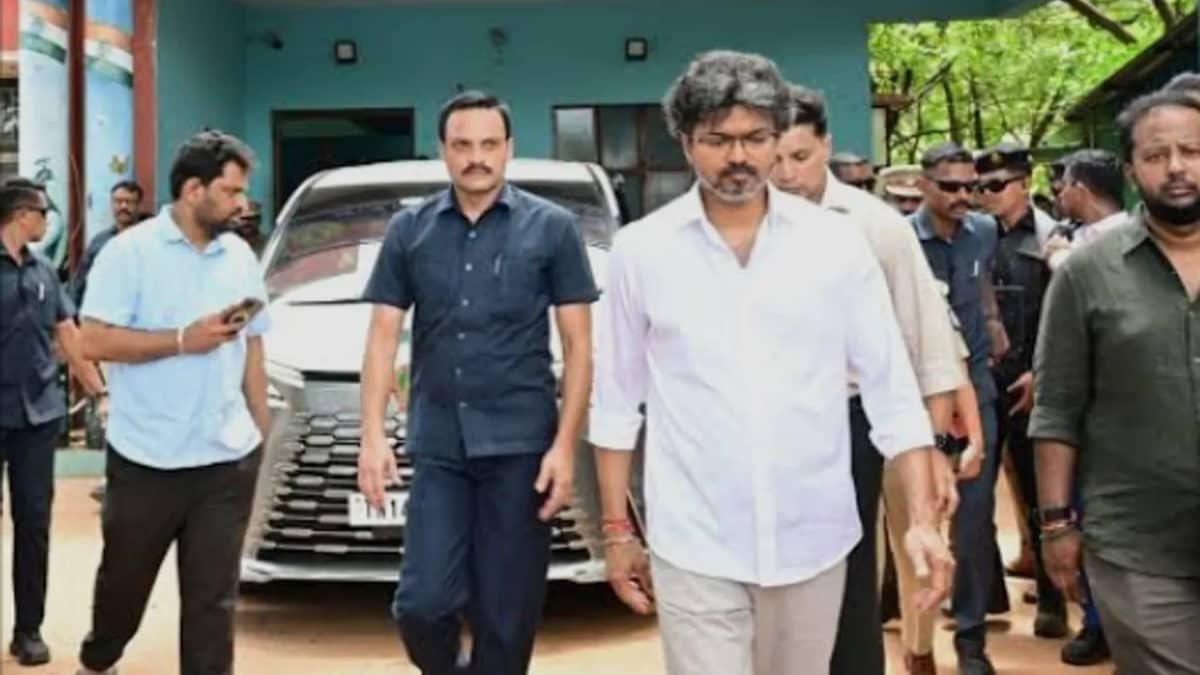 జైలులో సీఎం విజయ్ ఆకస్మిక తనిఖీ..ఖైదీలతో నేరుగా ముచ్చట