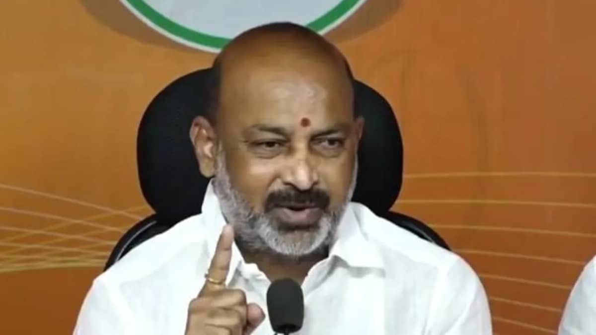 పట్టపగలు బీజేపీ ప్రధాన కార్యాలయంపై దాడా?.. పోలీసులపై బండి సంజయ్ ఫైర్