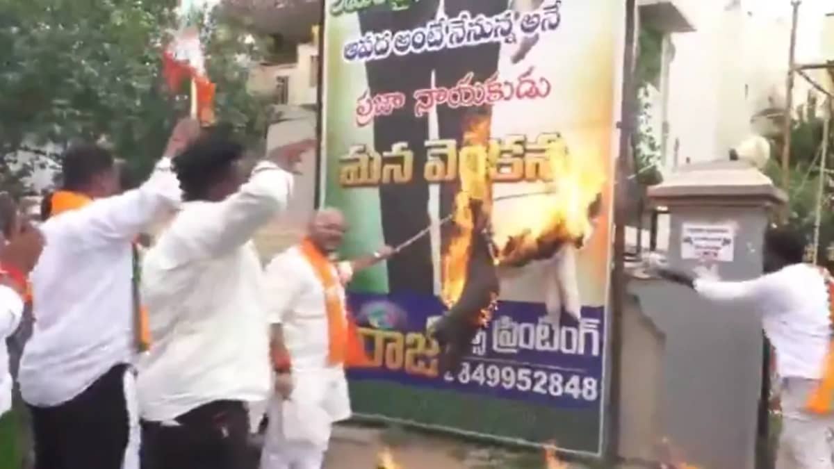నల్లగొండలో బీజేపీ-కాంగ్రెస్ ఢీ.. మంత్రి కోమటిరెడ్డి ఆఫీసుపై కోడిగుడ్ల దాడి