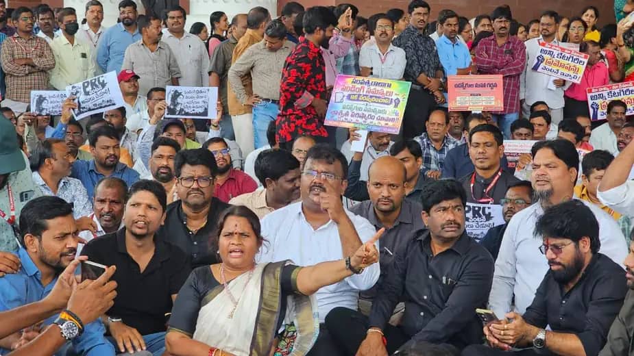 పెండింగ్ సమస్యలపై సచివాలయ ఉద్యోగుల సమరశంఖం.. ప్రభుత్వం స్పందించకుంటే ఉద్యమం తీవ్రతరం