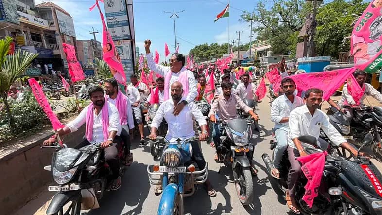1000 రోజుల కాంగ్రెస్ పాలనపై బీఆర్ఎస్ భగ్గుమంది.. తొర్రూరులో యువత, విద్యార్థుల బైక్ ర్యాలీ