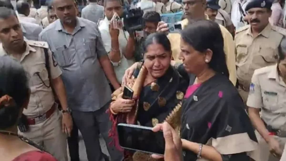 నల్ల దుస్తులతో బీఆర్‌ఎస్‌ నిరసన.. చీర లాగారని కన్నీరు పెట్టుకున్న సునీతా లక్ష్మారెడ్డి