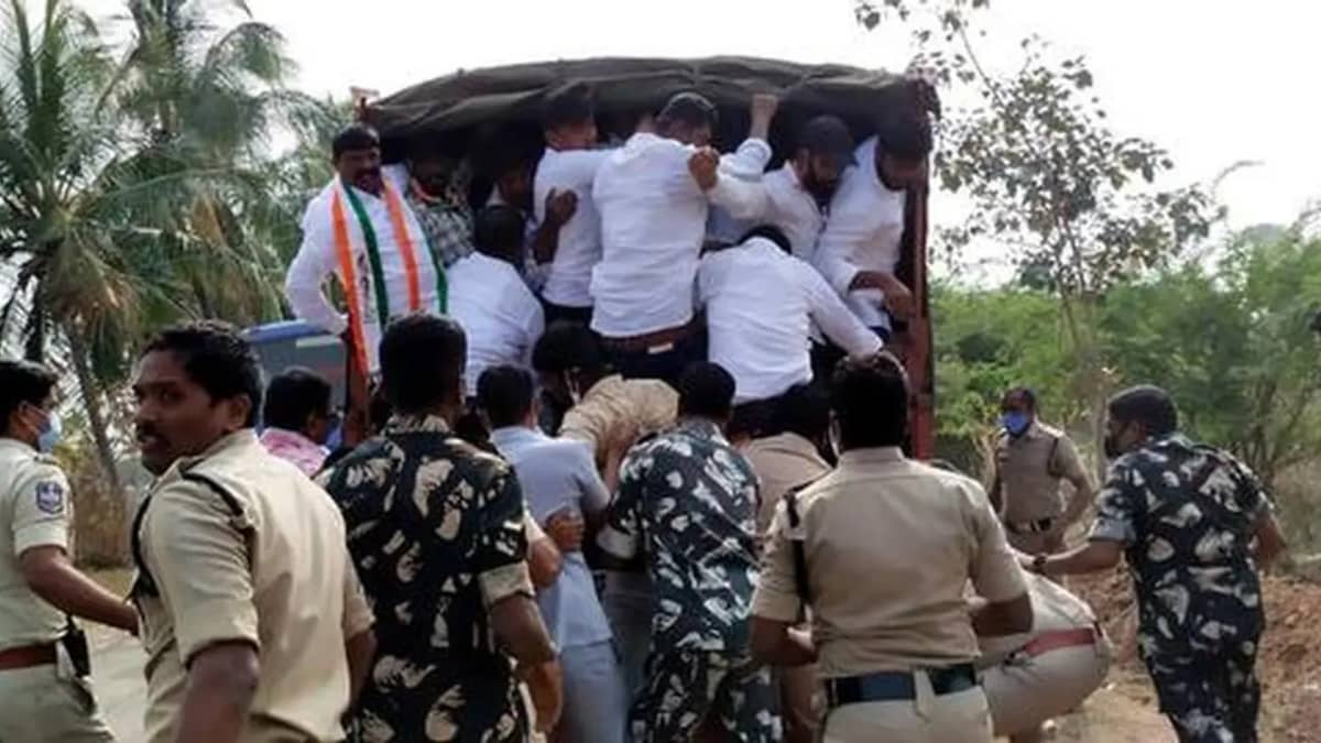 కేసీఆర్ ఫాంహౌస్ చుట్టూ ఉద్రిక్తత.. కాంగ్రెస్ శ్రేణుల ముట్టడి యత్నం
