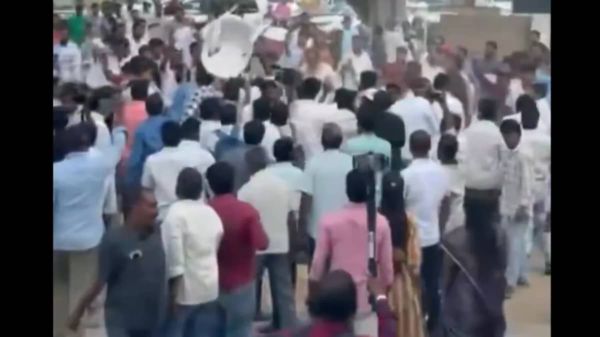 బోయిన్‌పల్లి పీఎస్‌ వద్ద రణరంగం.. బీఆర్ఎస్‌, కాంగ్రెస్ శ్రేణులు రాళ్లు, కర్రలతో ప‌ర‌స్ప‌ర దాడి