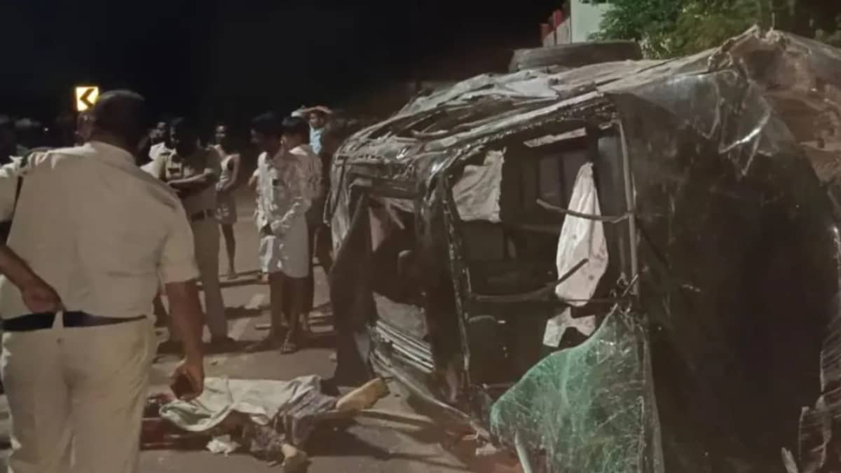 అనంతపురంలో షాకింగ్ ఘటన.. హోటల్‌లోకి దూసుకెళ్లిన కారు.. ఇద్దరు యువతులు మృతి