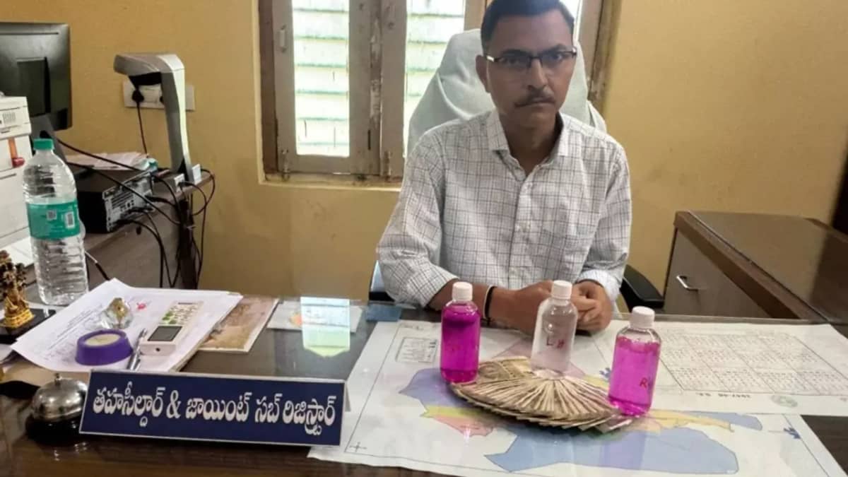 భూమి మార్పిడి కోసం లంచం.. తహసీల్దార్ను పట్టుకున్న ఏసీబీ