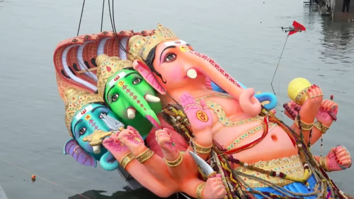 గంగమ్మ ఒడికి ఖైరతాబాద్ మహాగణపయ్య.. ఘనంగా నిమజ్జనం