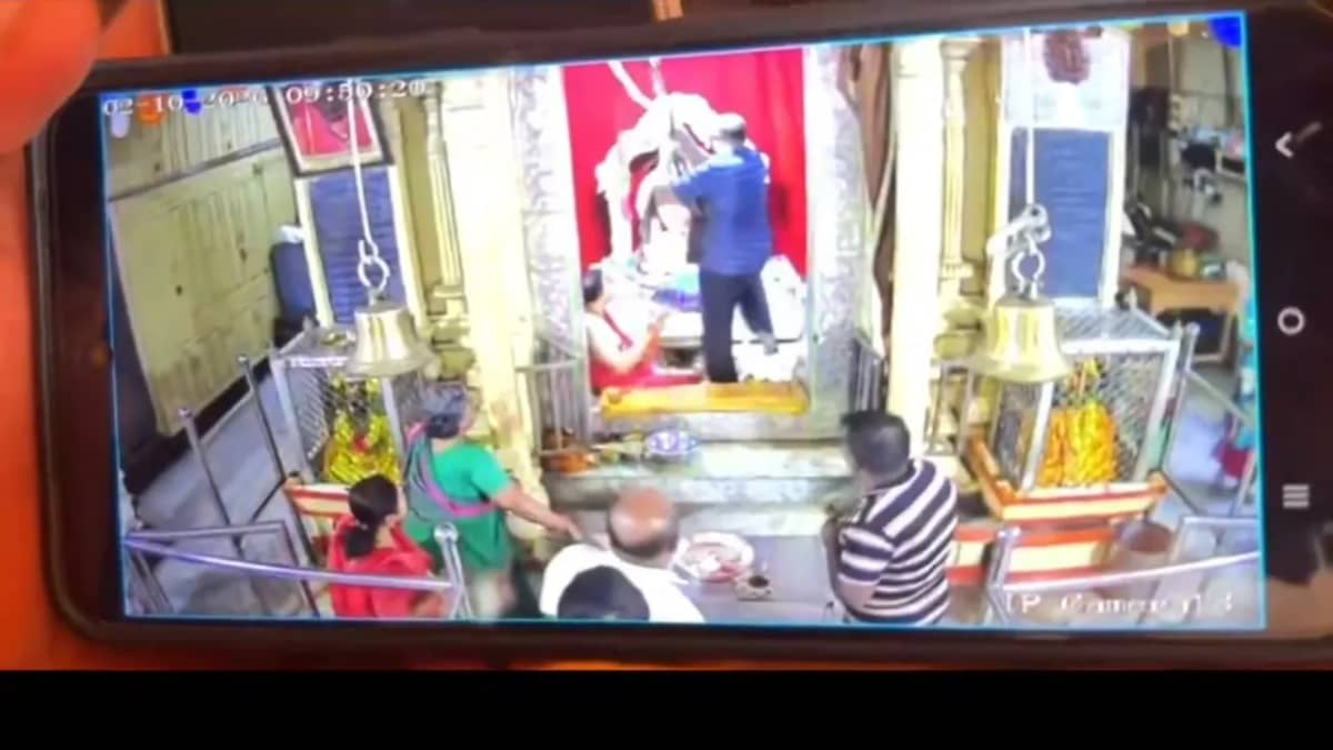 దిల్‌సుఖ్‌నగర్‌ సంతోషిమాత ఆలయంలో కలకలం.. విగ్రహంపై కర్రతో దాడి