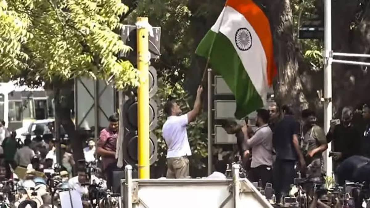 ఈసీపై విపక్షాల సమరం.. రాహుల్, ప్రియాంకను అదుపులోకి తీసుకున్న పోలీసులు