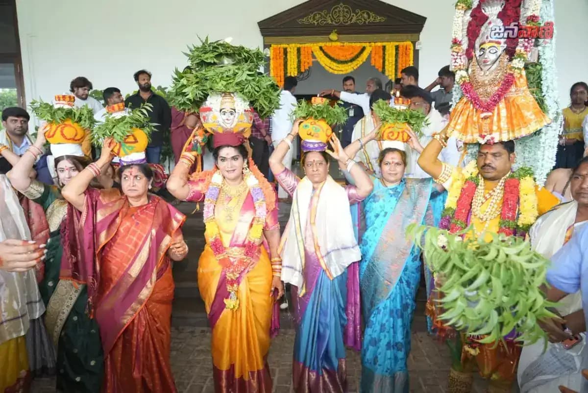 ప్రజా భవన్‌లో వైభవంగా ఆషాఢ బోనాలు.. అమ్మవారికి బోనం సమర్పించిన మంత్రి కొండా సురేఖ