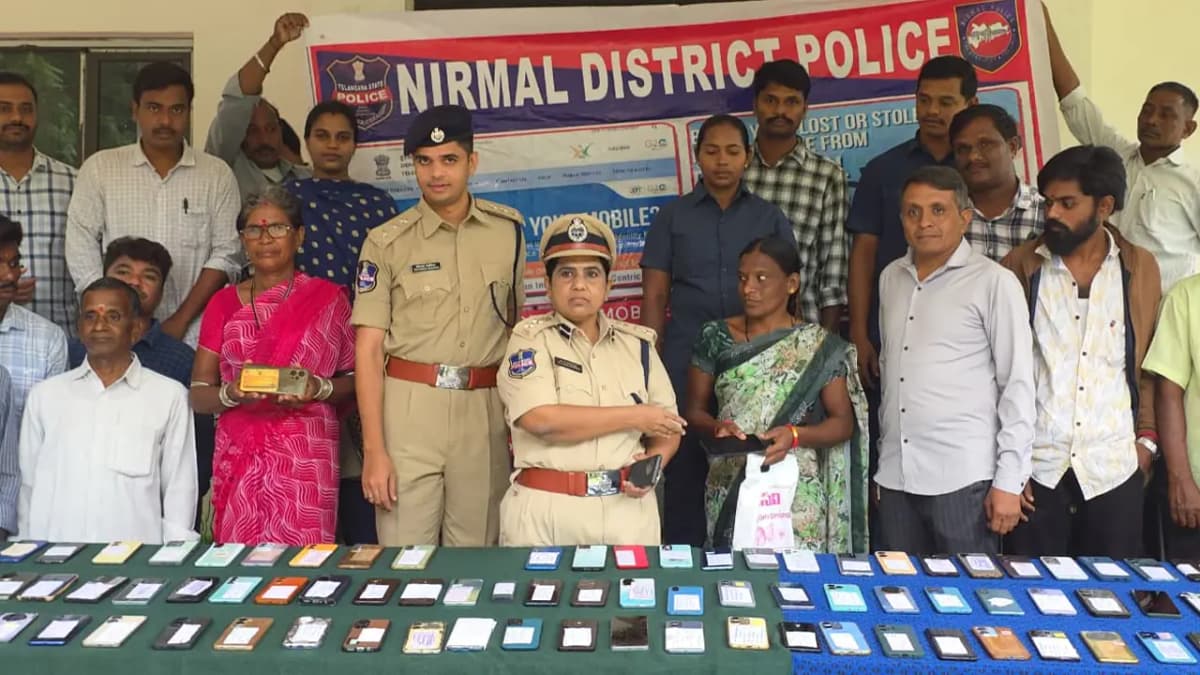 చోరీకి గురైన 112 సెల్‌ఫోన్ల రికవరీ.. రూ.12.88 లక్షల విలువైన మొబైళ్లను బాధితులకు అందజేసిన నిర్మల్ ఎస్పీ