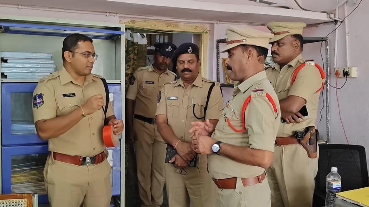 రుద్రంగి పోలీస్‌ స్టేషన్‌ను ఆకస్మికంగా తనిఖీ చేసిన సిరిసిల్ల ఎస్పీ