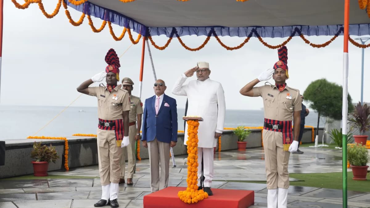 శ్రీ విజయపురంలో జాతీయ పతాకాన్ని ఆవిష్కరించిన ఉపరాష్ట్రపతి