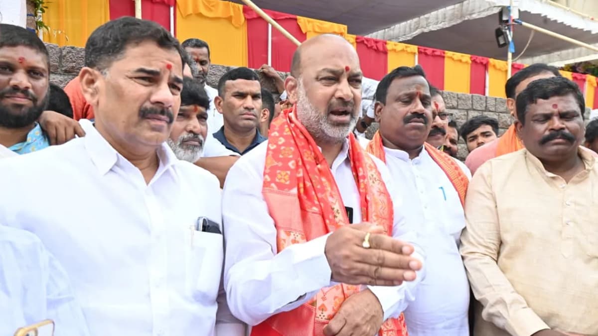 ఉద్యోగుల హక్కుల కోసం లాఠీ దెబ్బలకైనా సిద్ధం.. బండి సంజయ్