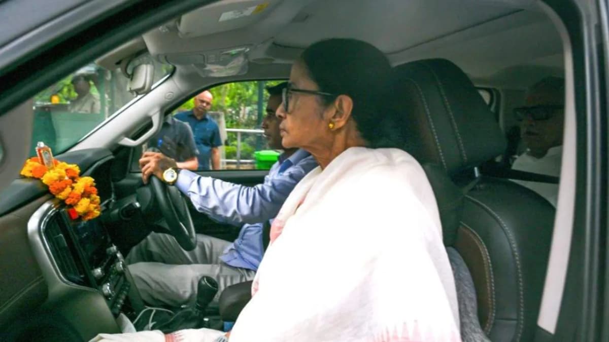 మమతా బెనర్జీ కాన్వాయ్‌పై దాడి.. బురద, రాళ్లు, చెప్పులతో నిరసన