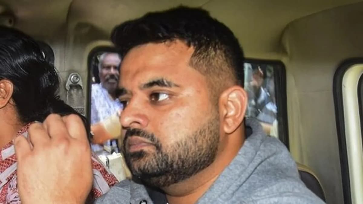 జైలులో స్మార్ట్‌ఫోన్‌, పెన్‌డ్రైవ్ తో రెడ్‌హ్యాండెడ్‌గా  పట్టుబడ్డ మాజీ ఎంపీ ప్రజ్వల్ రేవణ్ణ..మరో కేసు నమోదు!