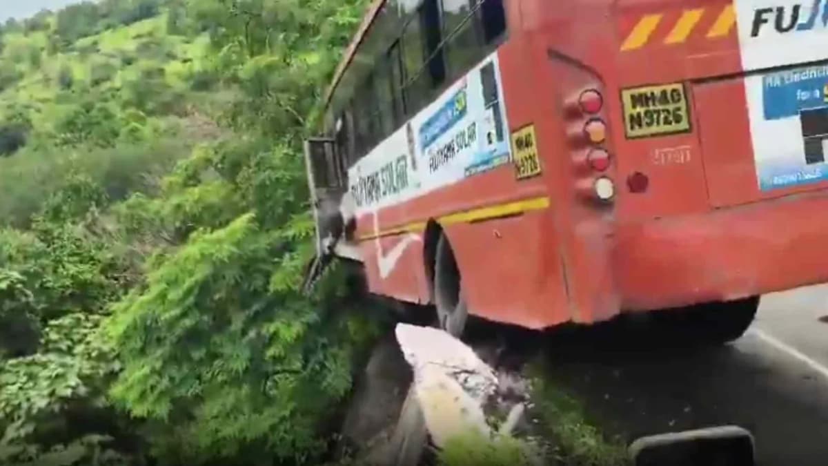 లోయ అంచున బస్సు.. సెకన్లలో తప్పిన పెను ప్రమాదం!